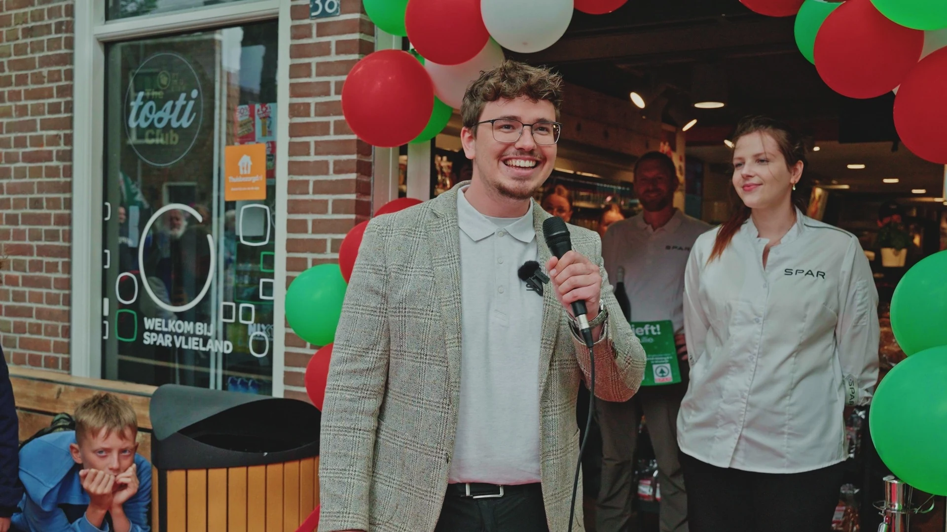 Thomas Hoekman bij de opening van de supermarkt op Vlieland