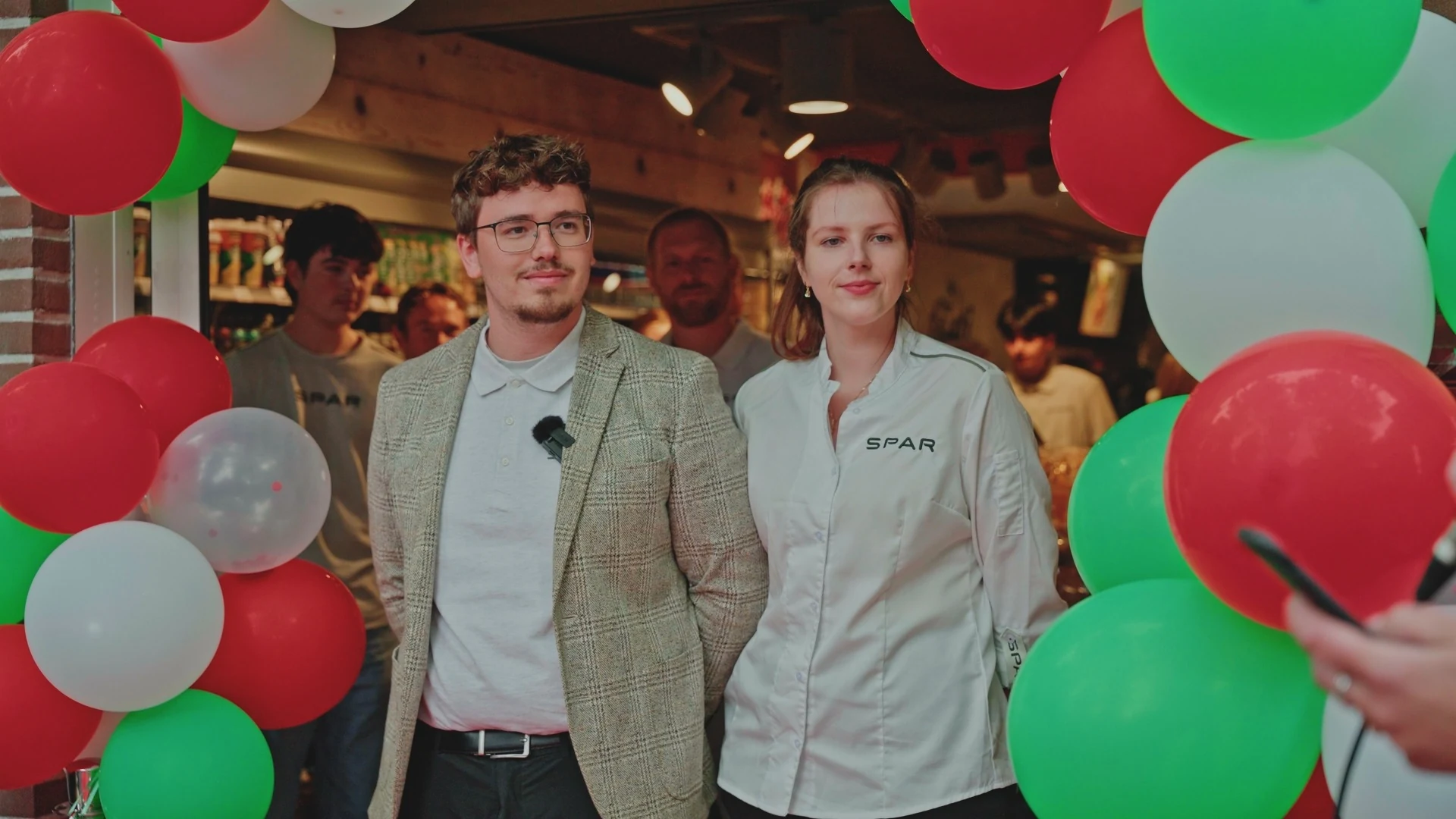 Thomas Hoekman en Maria bij de opening van SPAR Vlieland